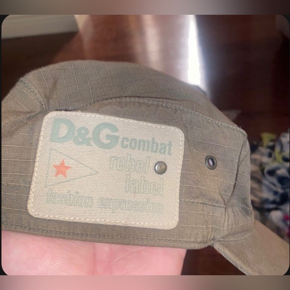 ISO D & G Cap Aso Jessica Simpson - Picture 3 of 5